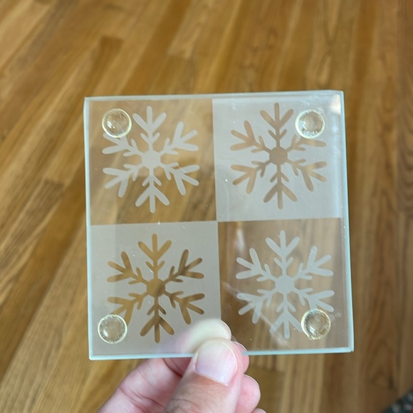 Winter glass coasters. Set of 8. Frosted snowflakes each with silicone bumpers - Picture 1 of 9